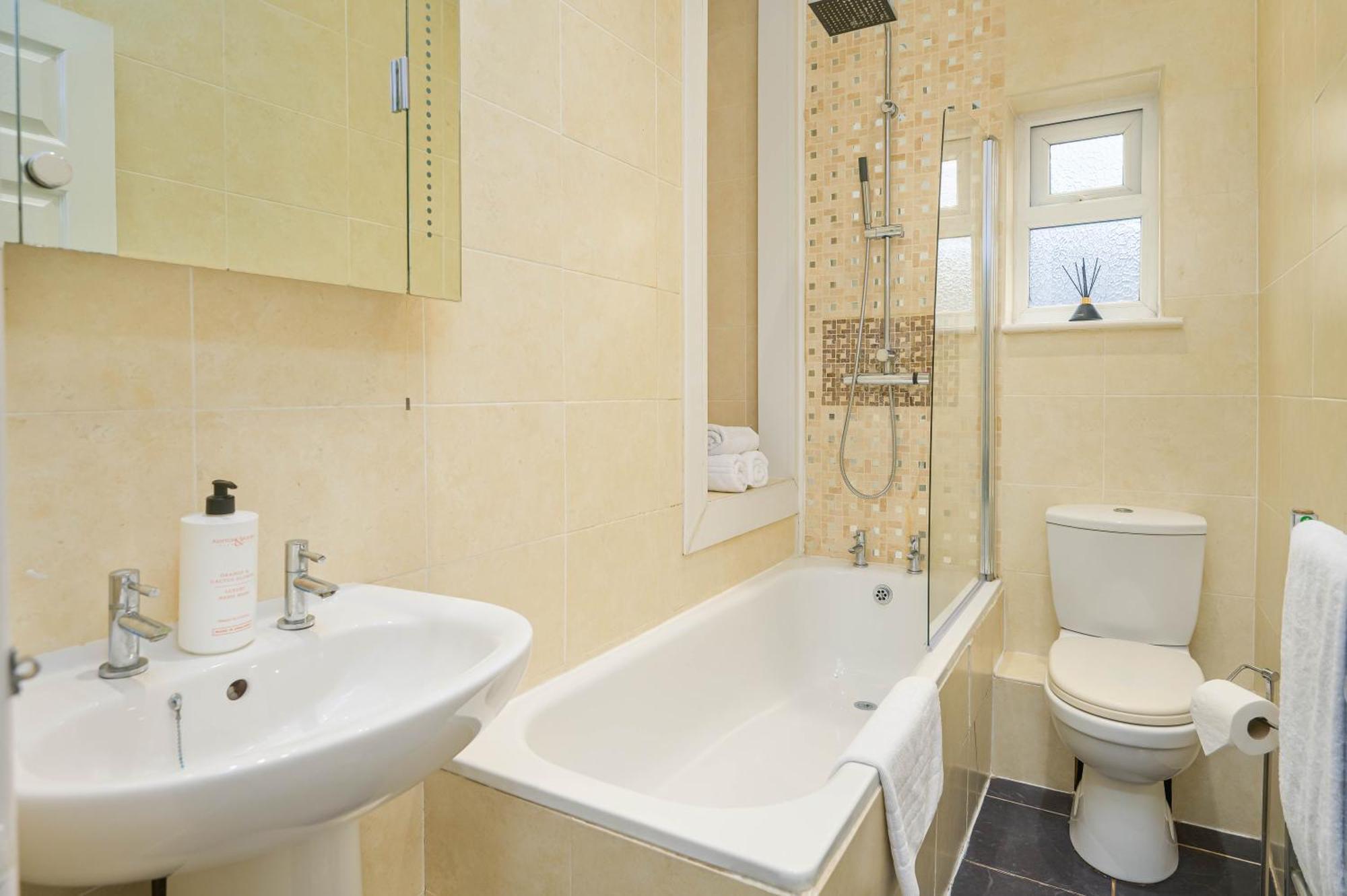 Willow House - 2-bedroom House In Merseyside! * Birkenhead