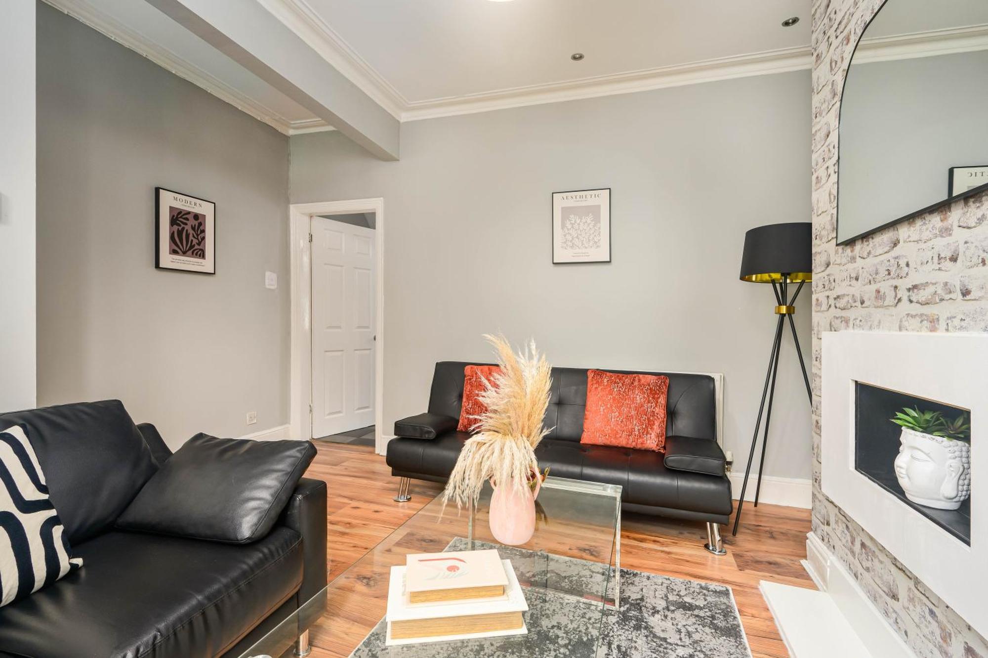 Willow House - 2-bedroom House In Merseyside! *