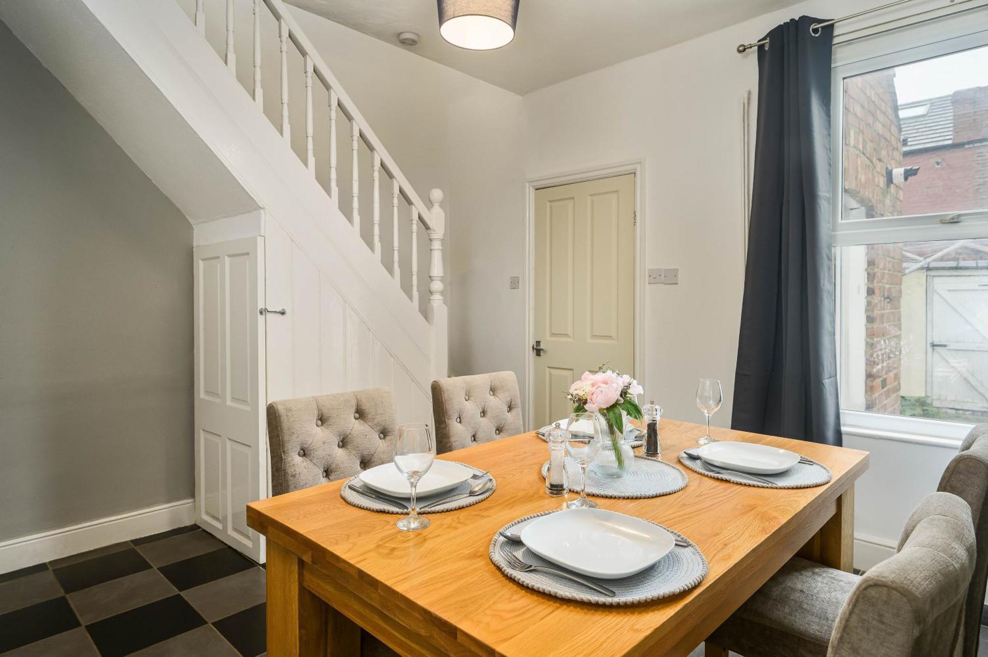 Willow House - 2-bedroom House In Merseyside! Holiday home *
