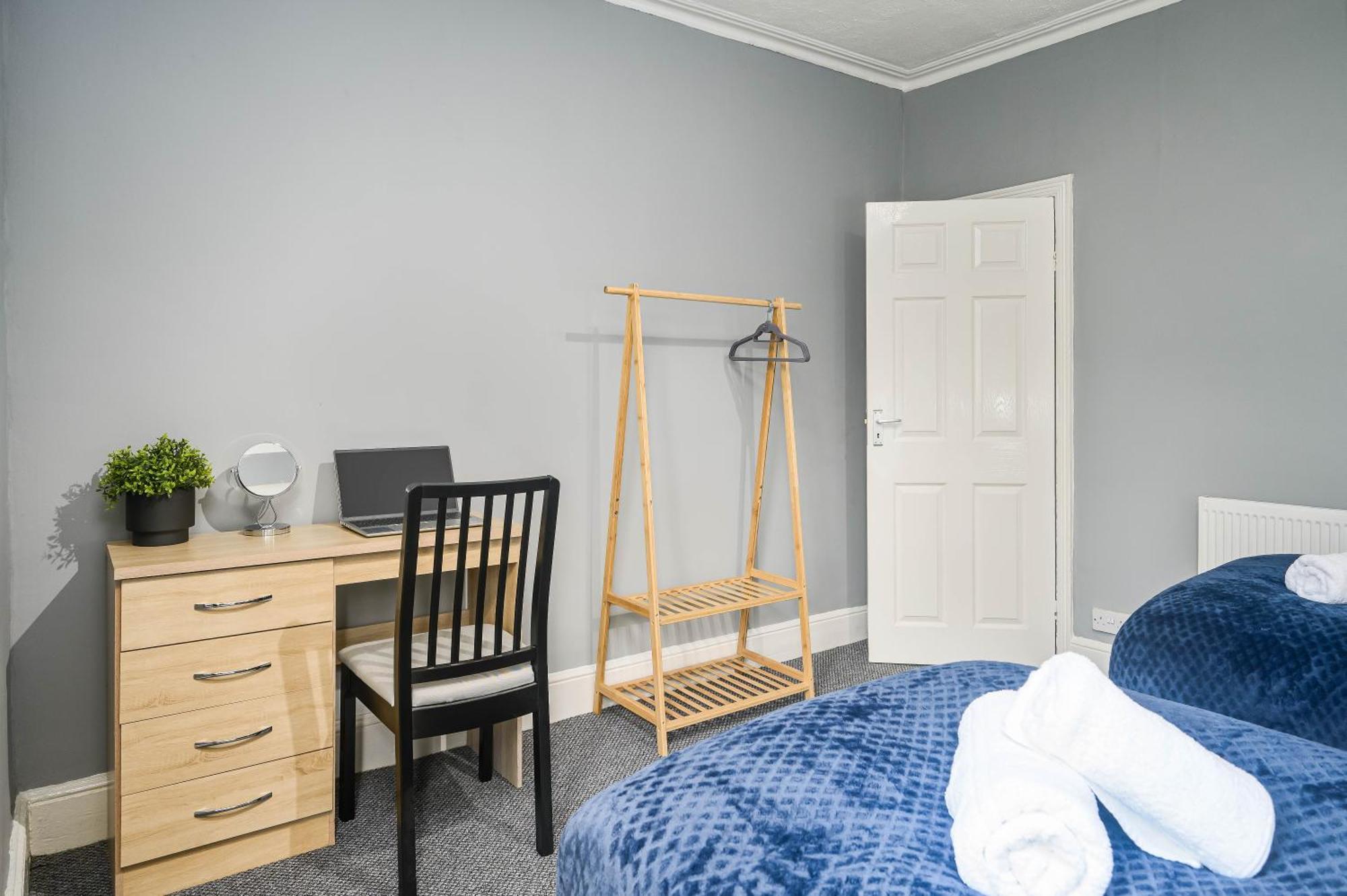 Willow House - 2-bedroom House In Merseyside! Holiday home Birkenhead