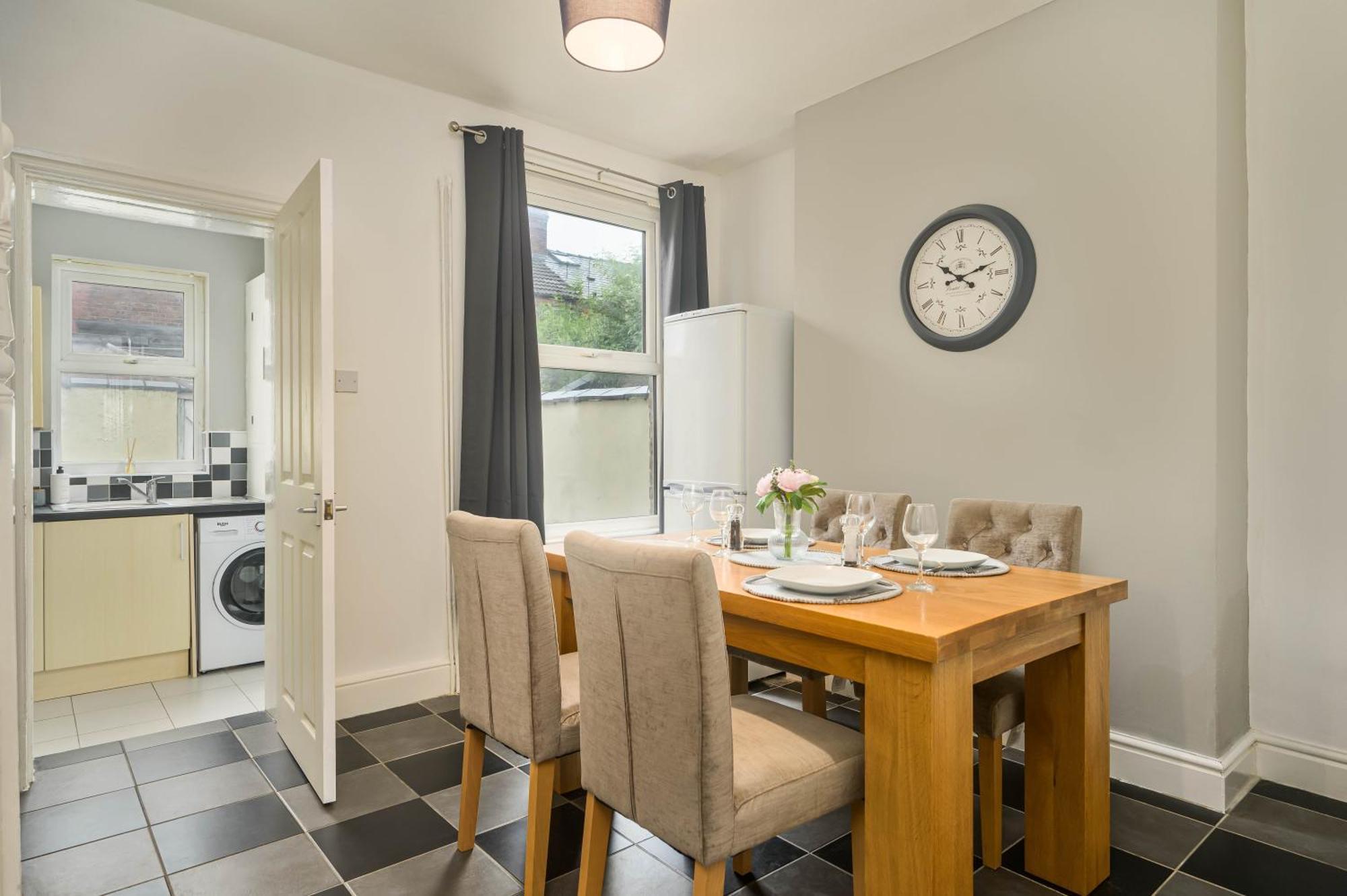 Willow House - 2-bedroom House In Merseyside! *